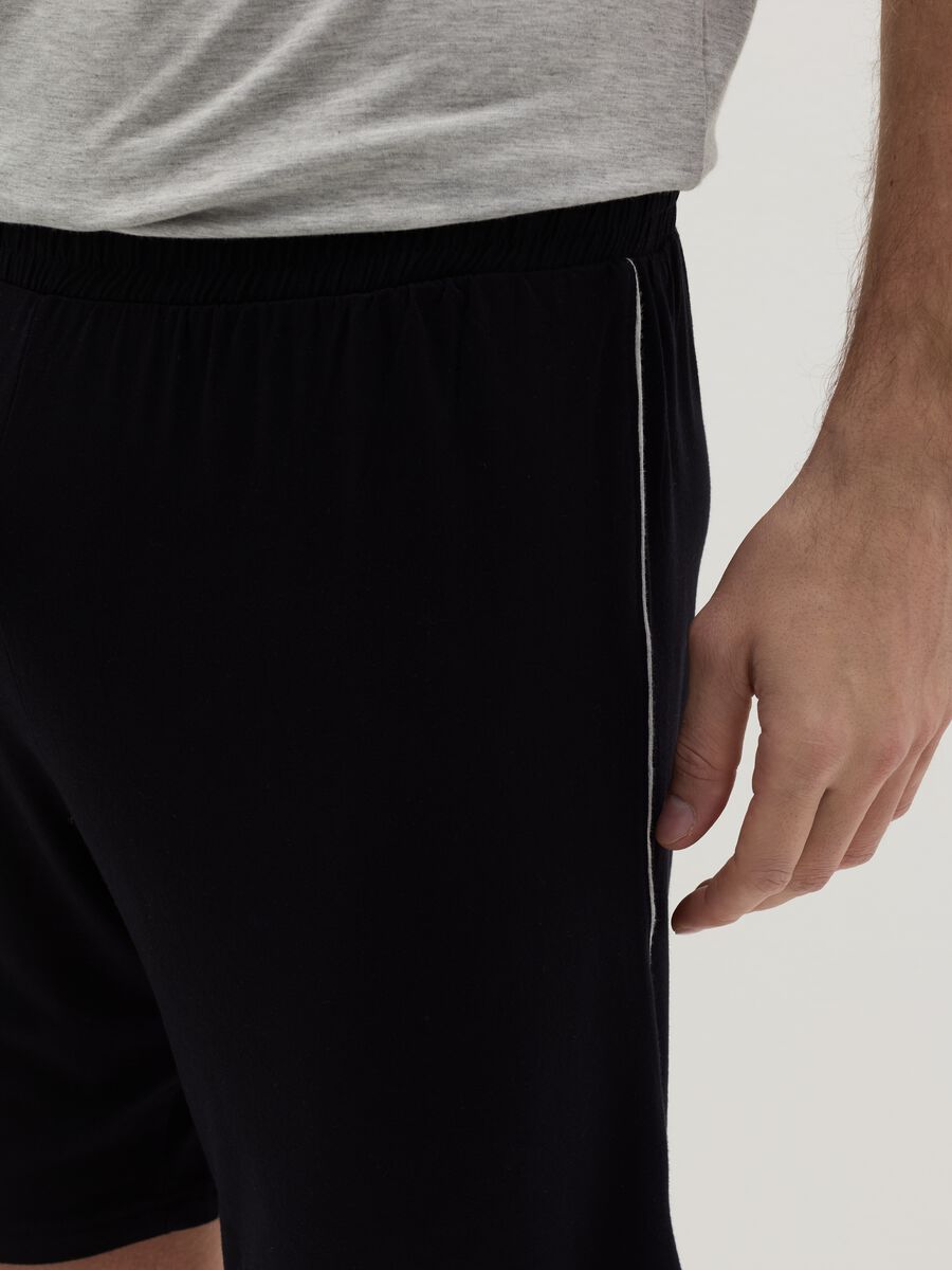 Short pyjamas with contrasting piping_2