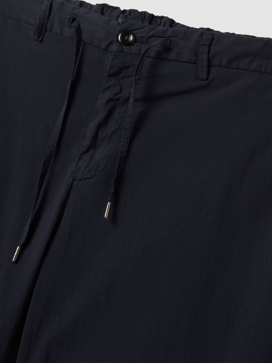Pantaloni chino blu in cotone elasticizzato carrot fit_5