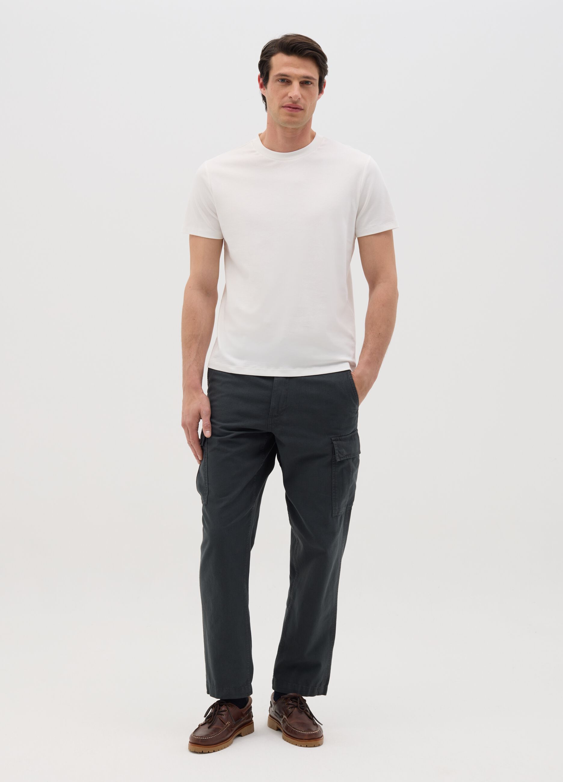 Pantaloni cargo da uomo in lino verde regular fit con tasche cargo