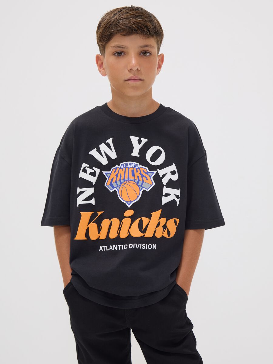 T-shirt nera in puro cotone con stampa New York Knicks per ragazzo_1