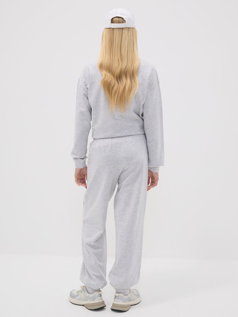 Pantaloni jogger grigi in misto cotone organico con stampa per ragazza_1