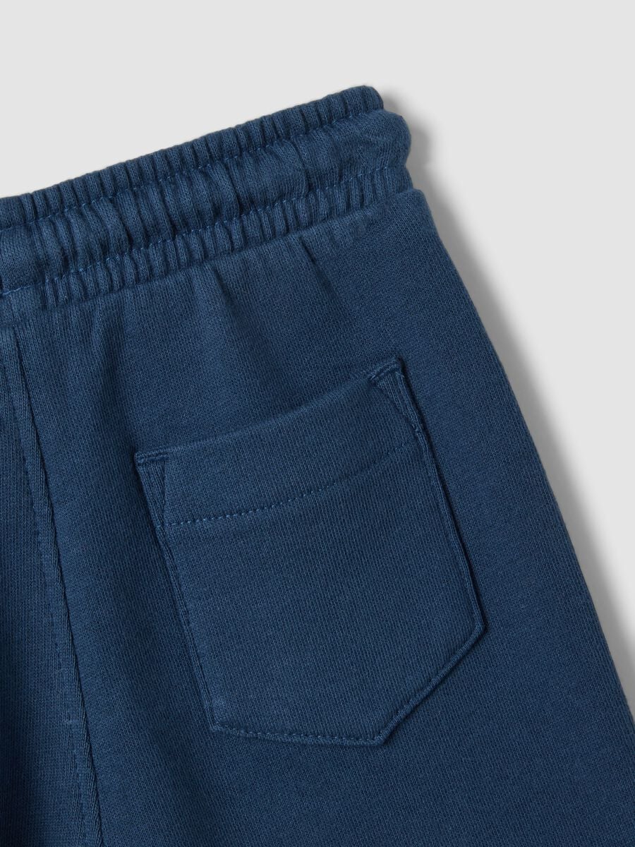 Pantaloni jogger blu in puro cotone organico con coulisse per bimbo_2