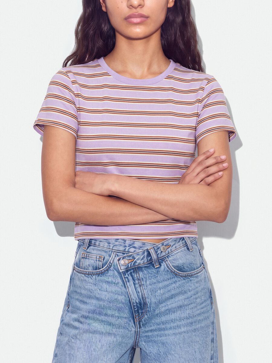 T-shirt crop viola in puro cotone a righe con stampa_3