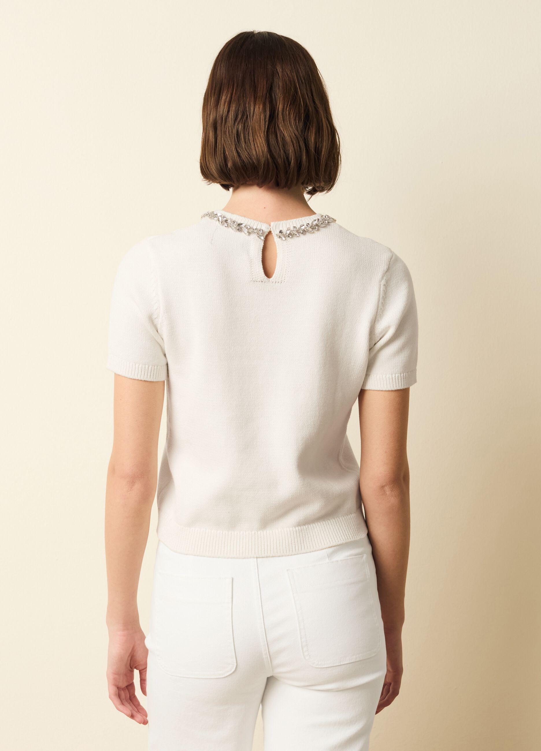 Maglia girocollo con applicazione gioiello