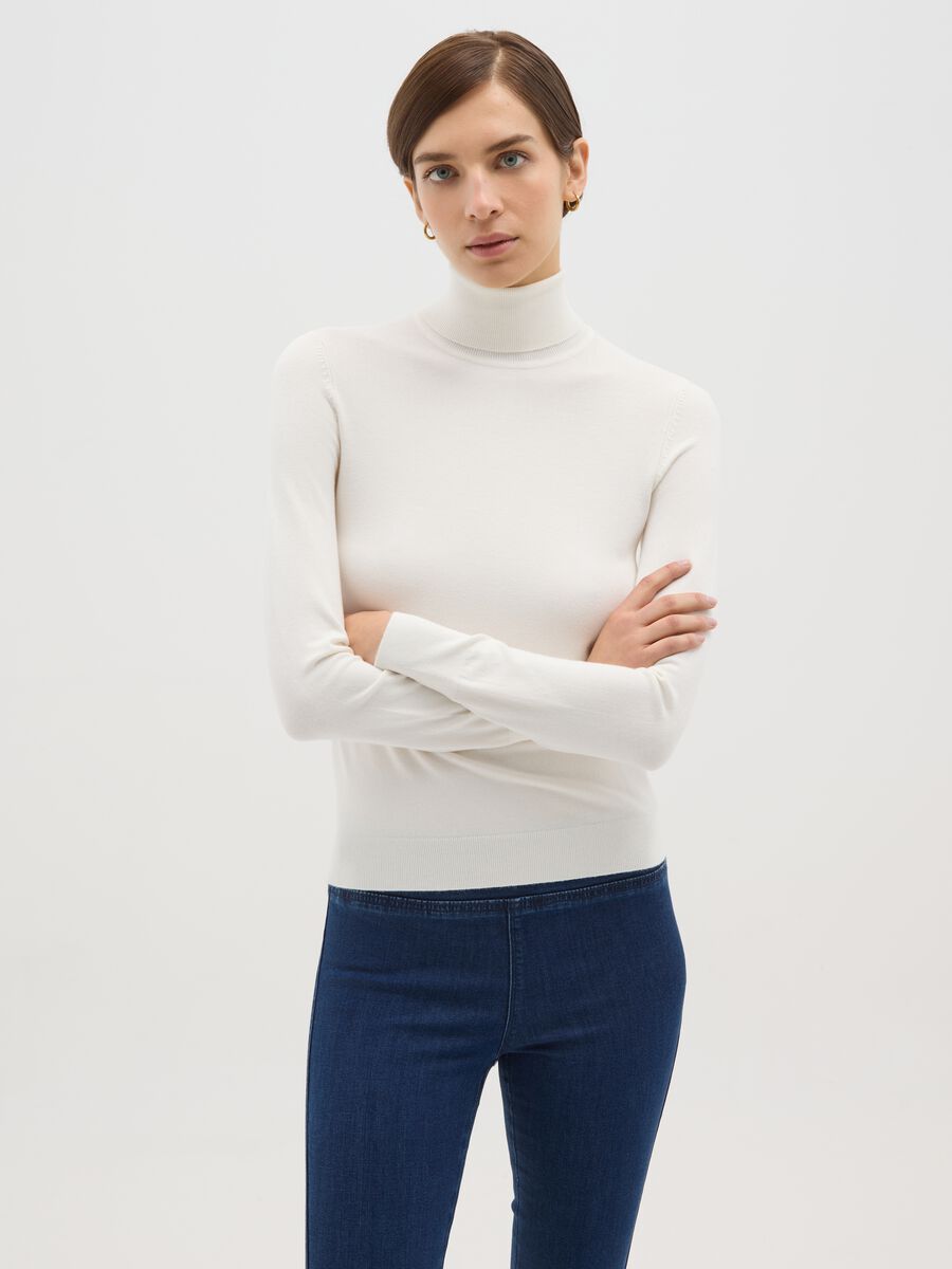 Maglione a coste bianco con collo alto regular fit_0