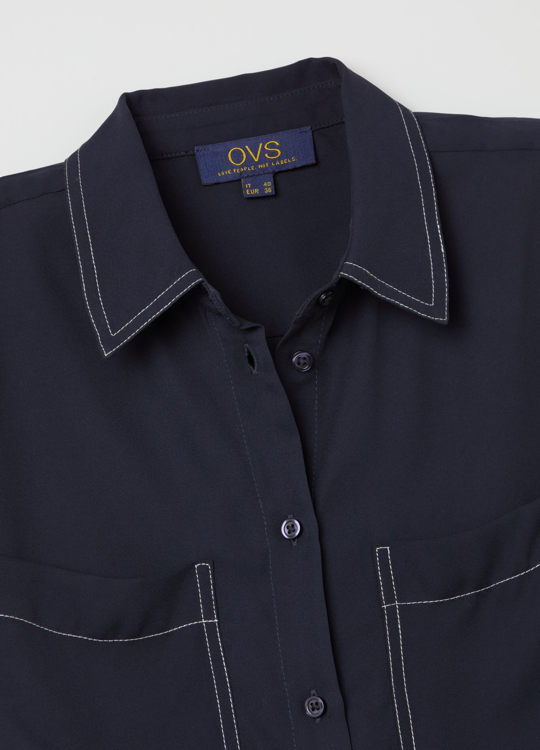 Camicia con cuciture a contrasto