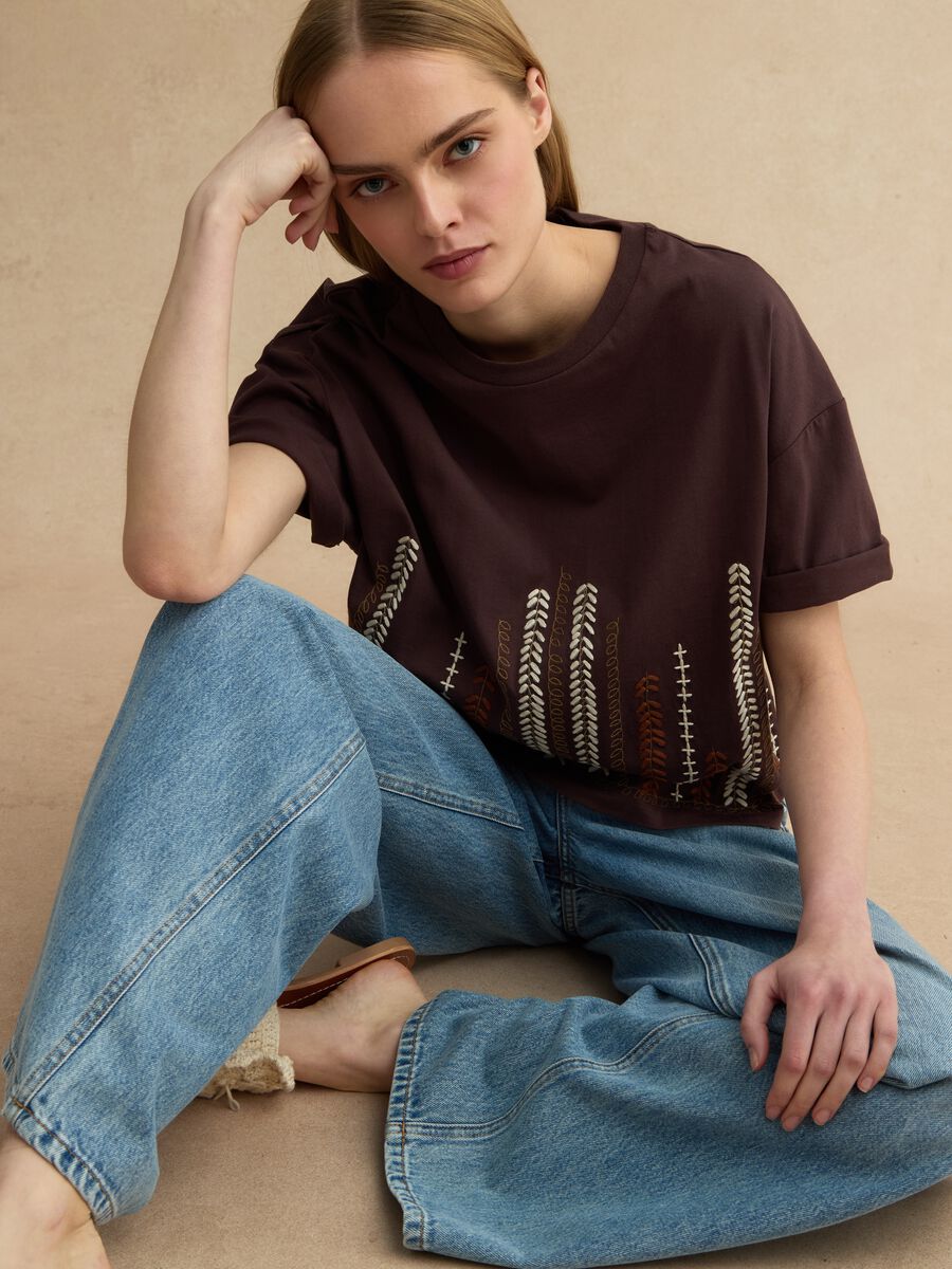 T-shirt in puro cotone marrone regular fit con ricami_0