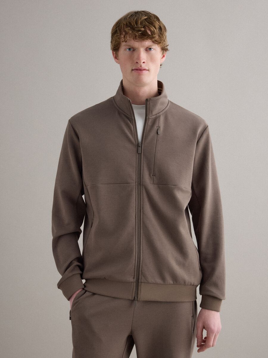 Felpa in misto cotone marrone regular fit con full zip e collo alto_0