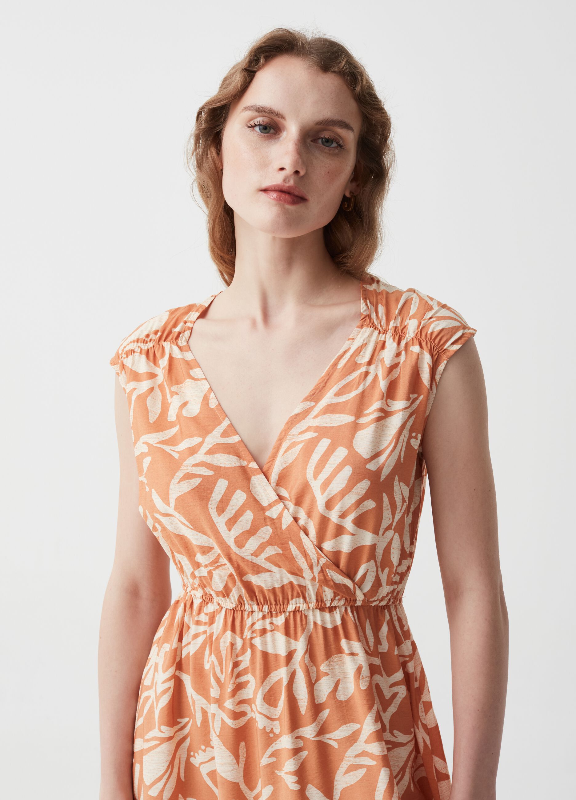 Long dress with print and V neck
