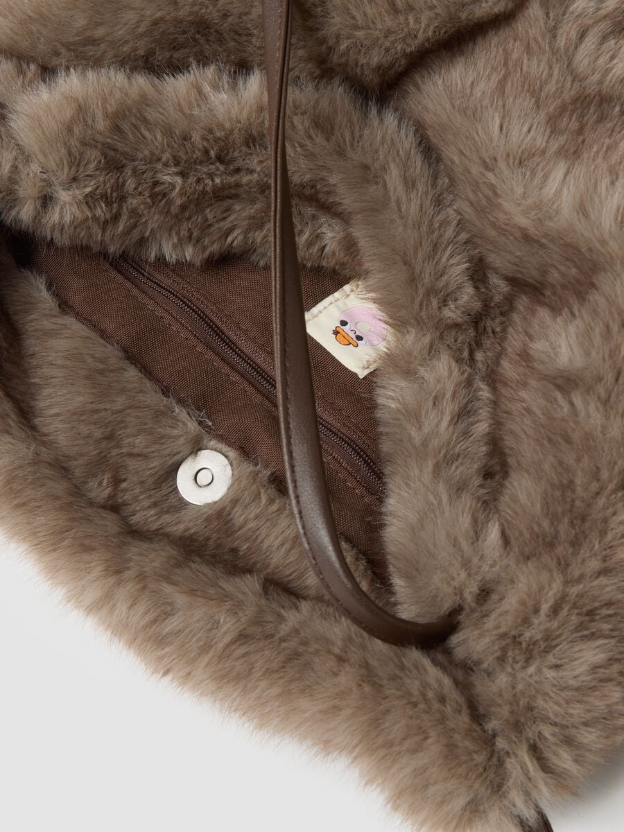Borsa grigia a spalla con effetto peluche_2