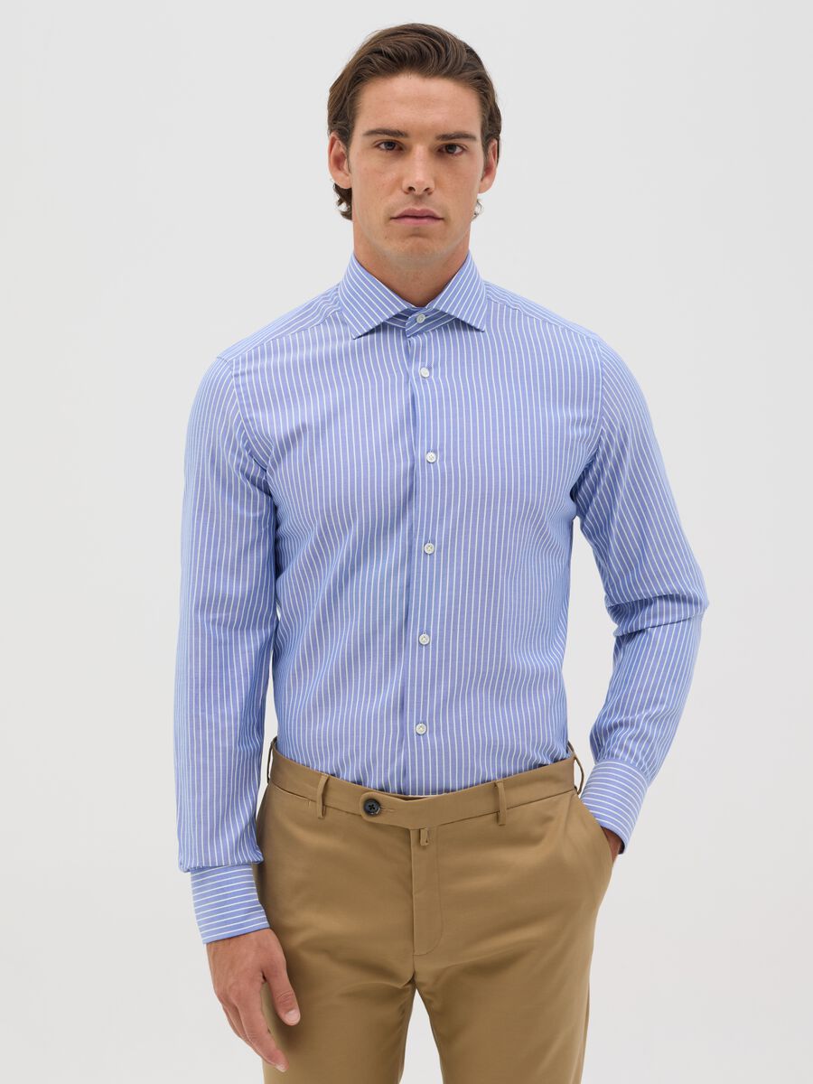 Men’s light blue slim-fit shirt in 100% cotton with cutaway collar_0