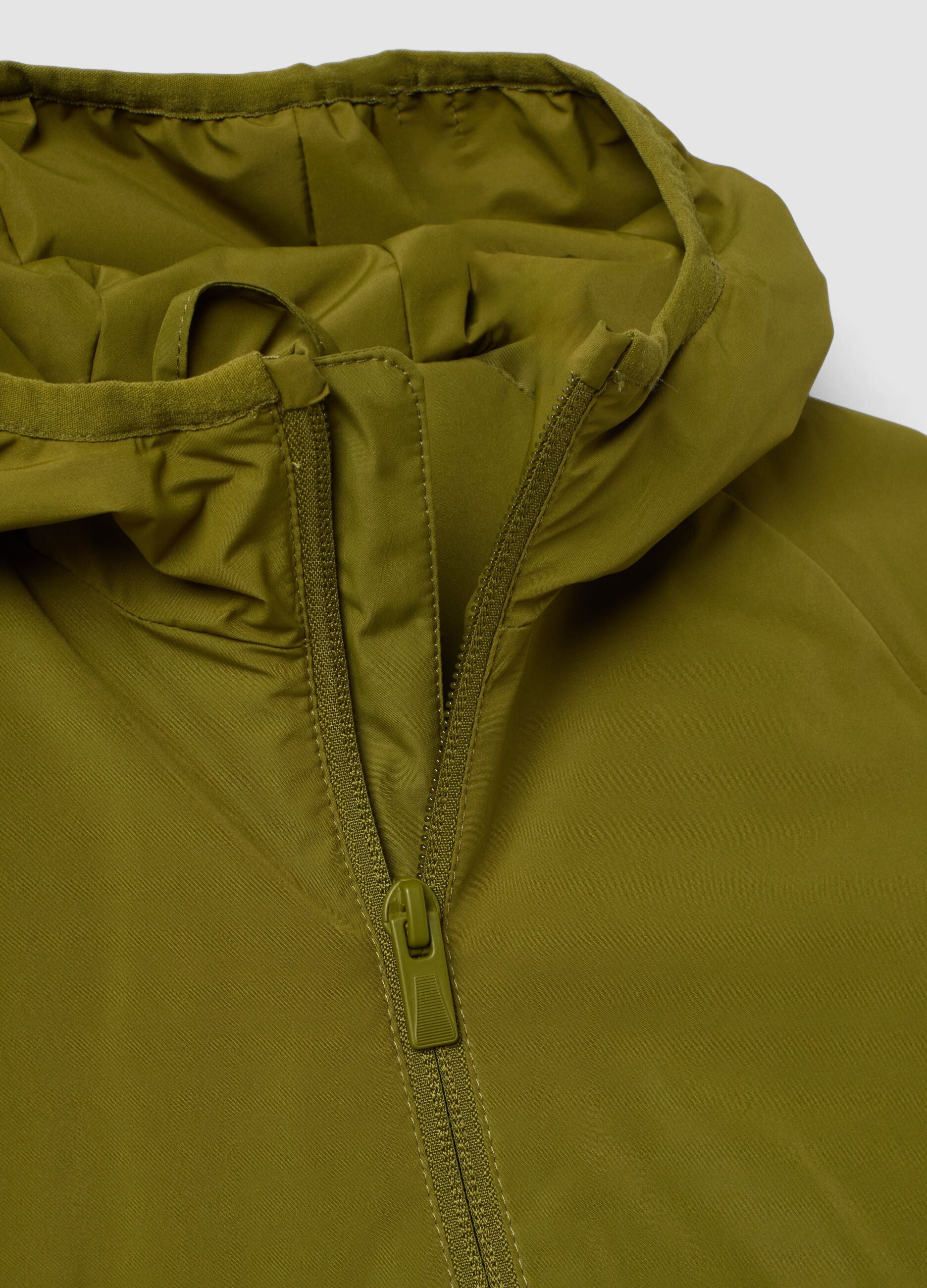 Green kids&rsquo; rain jacket with hood and zip