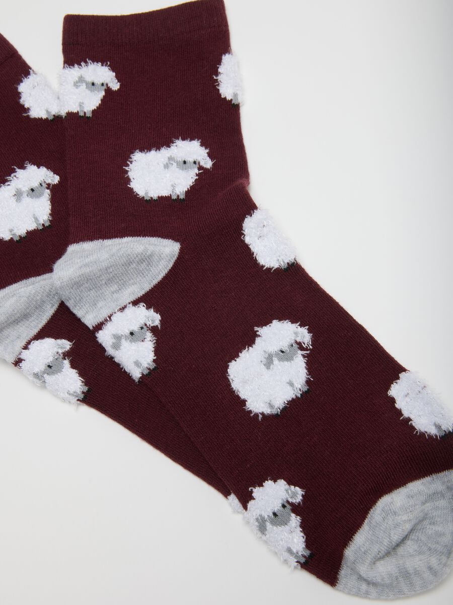 Two-pack of grey and burgundy socks with sheep pattern_1