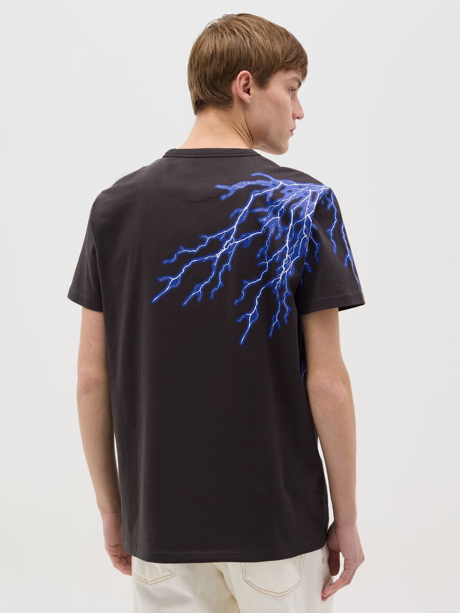 Black short-sleeved T-shirt with lightning graphic_3
