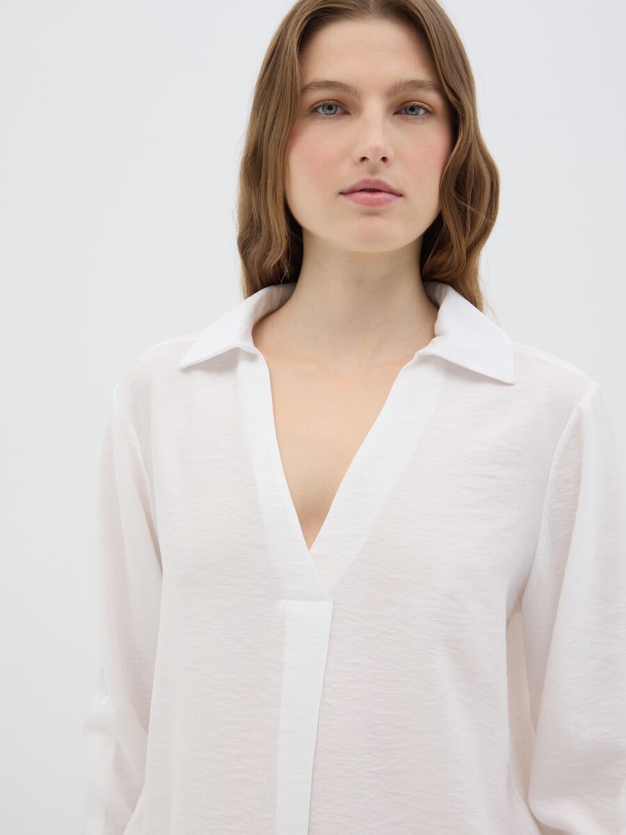 Women's white blend V-neck regular fit shirt_1