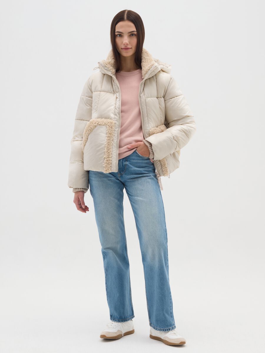Piumino The Iconic Puffer beige chiaro con cappuccio e dettagli sherpa_1