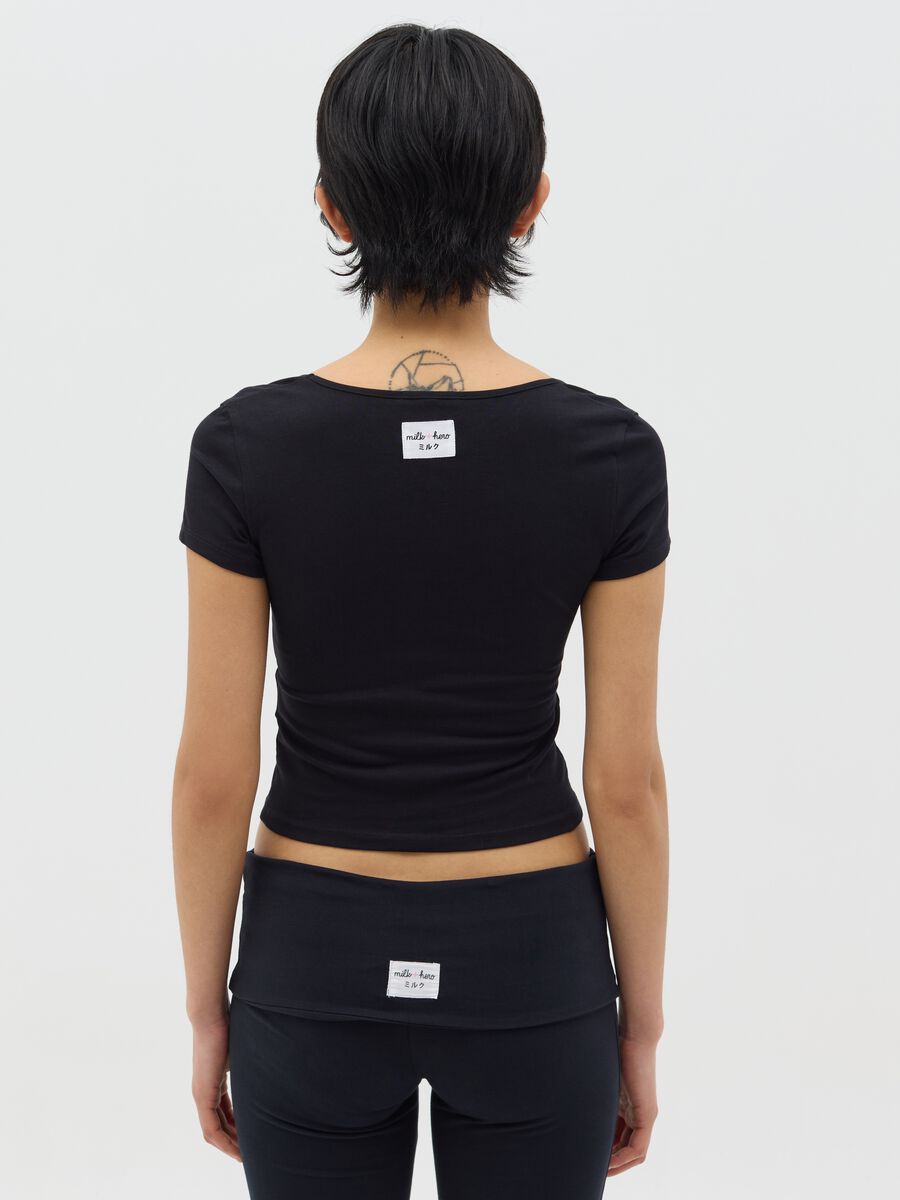 Black T-shirt with square neckline_3
