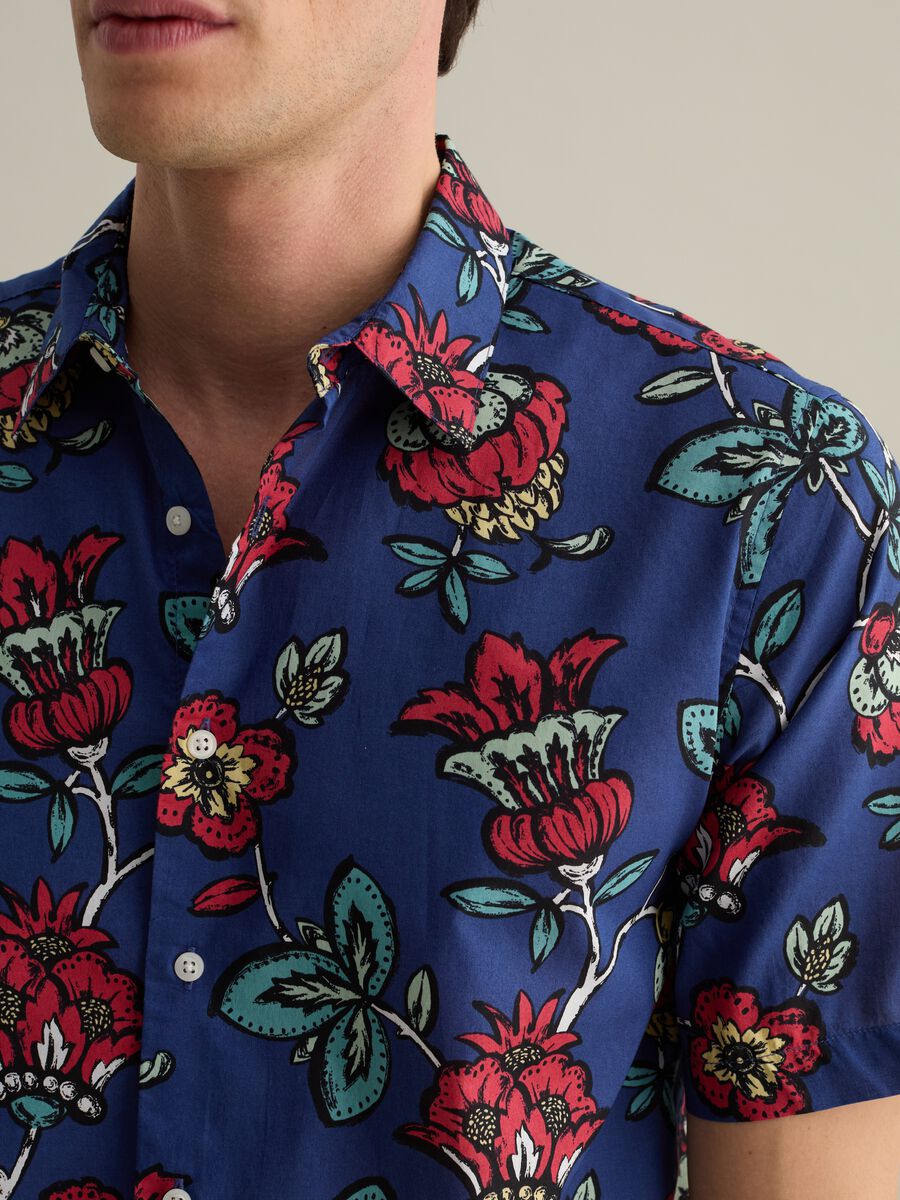 Short-sleeved shirt with floral print_3