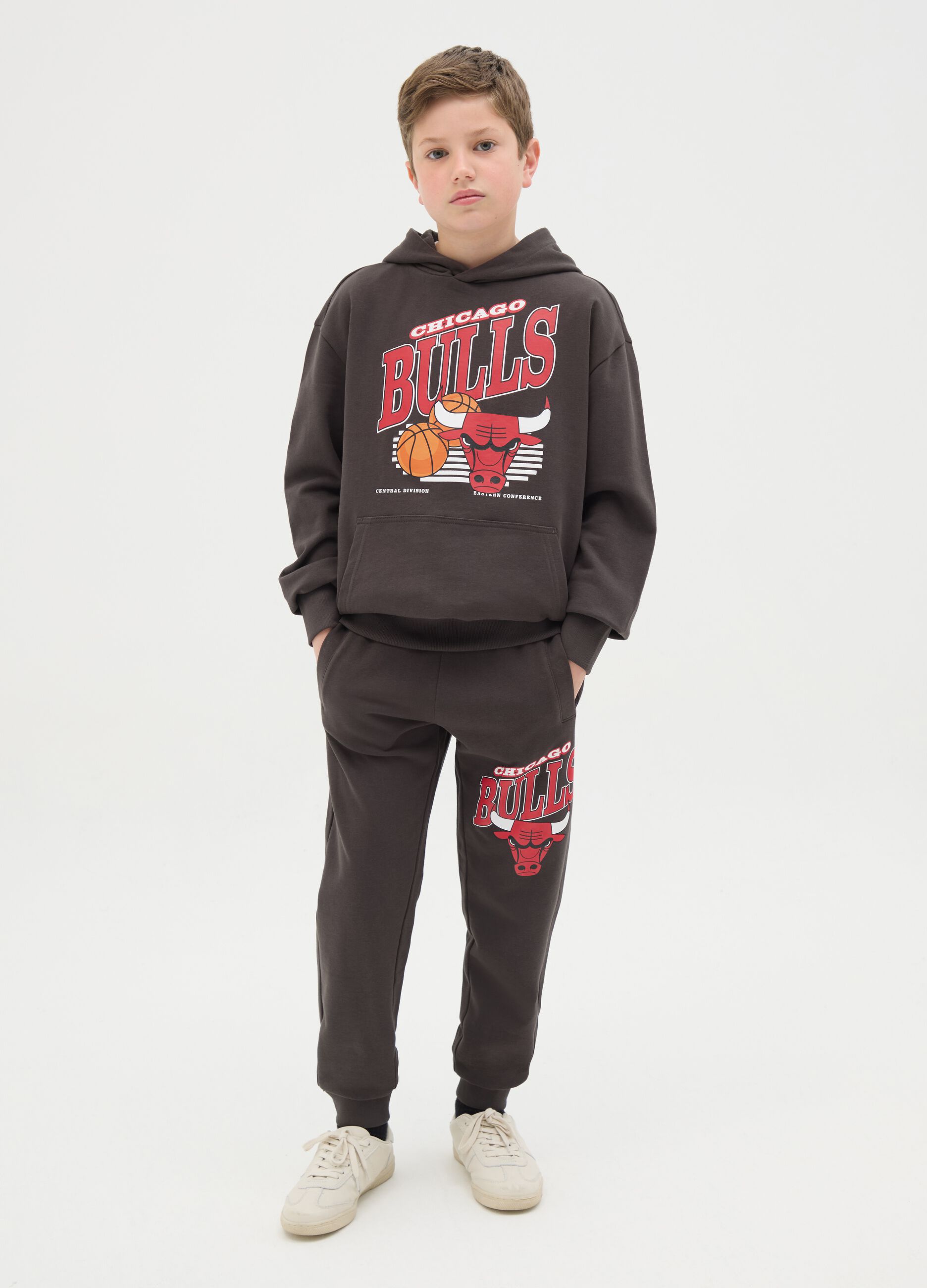 Joggers with drawstring and NBA Chicago Bulls print