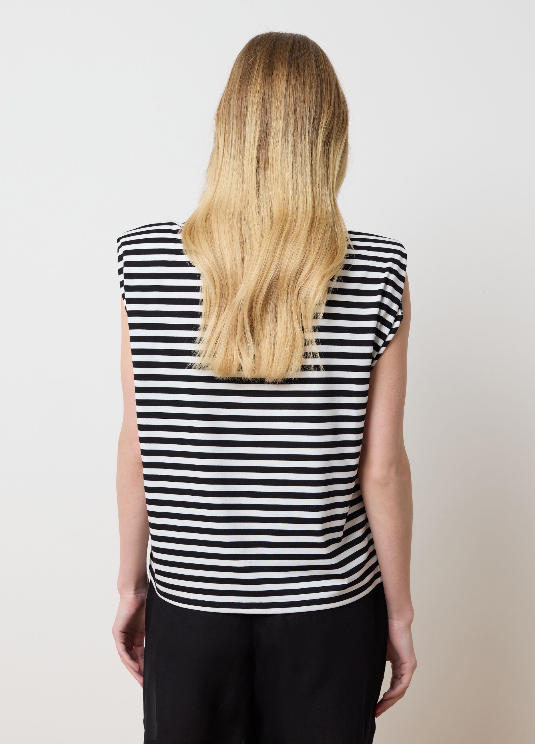 T-shirt boxy fit a righe bianche e nere con spalline