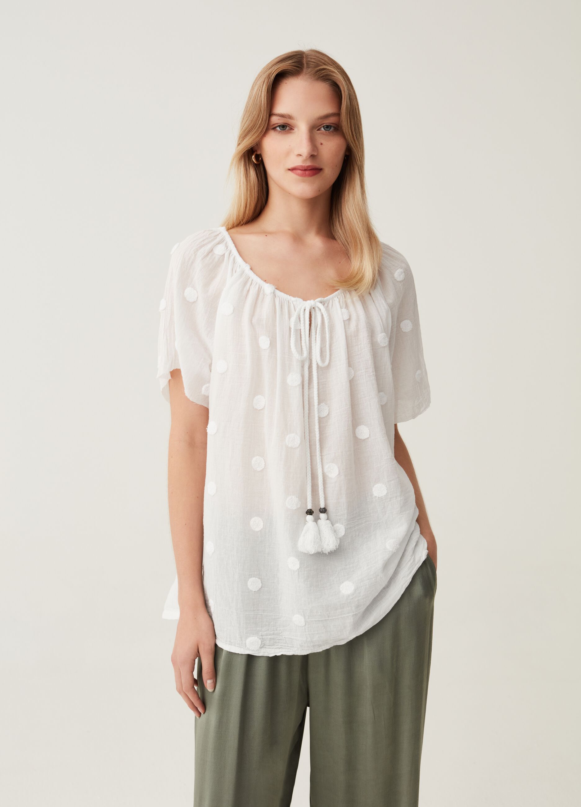 Blusa con ricamo a pois Hybrid_0