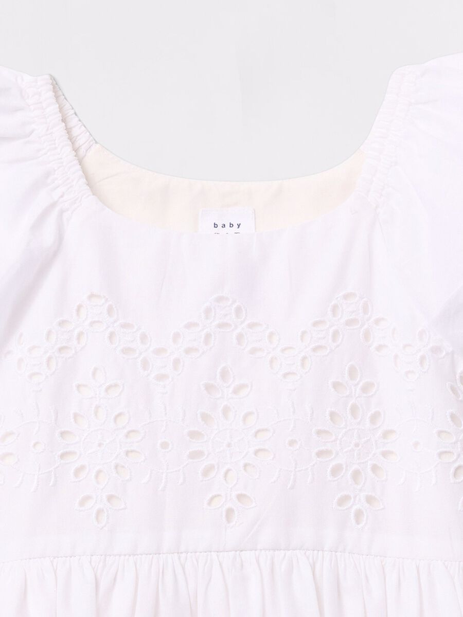 White dress in cotton with openwork flowers_3