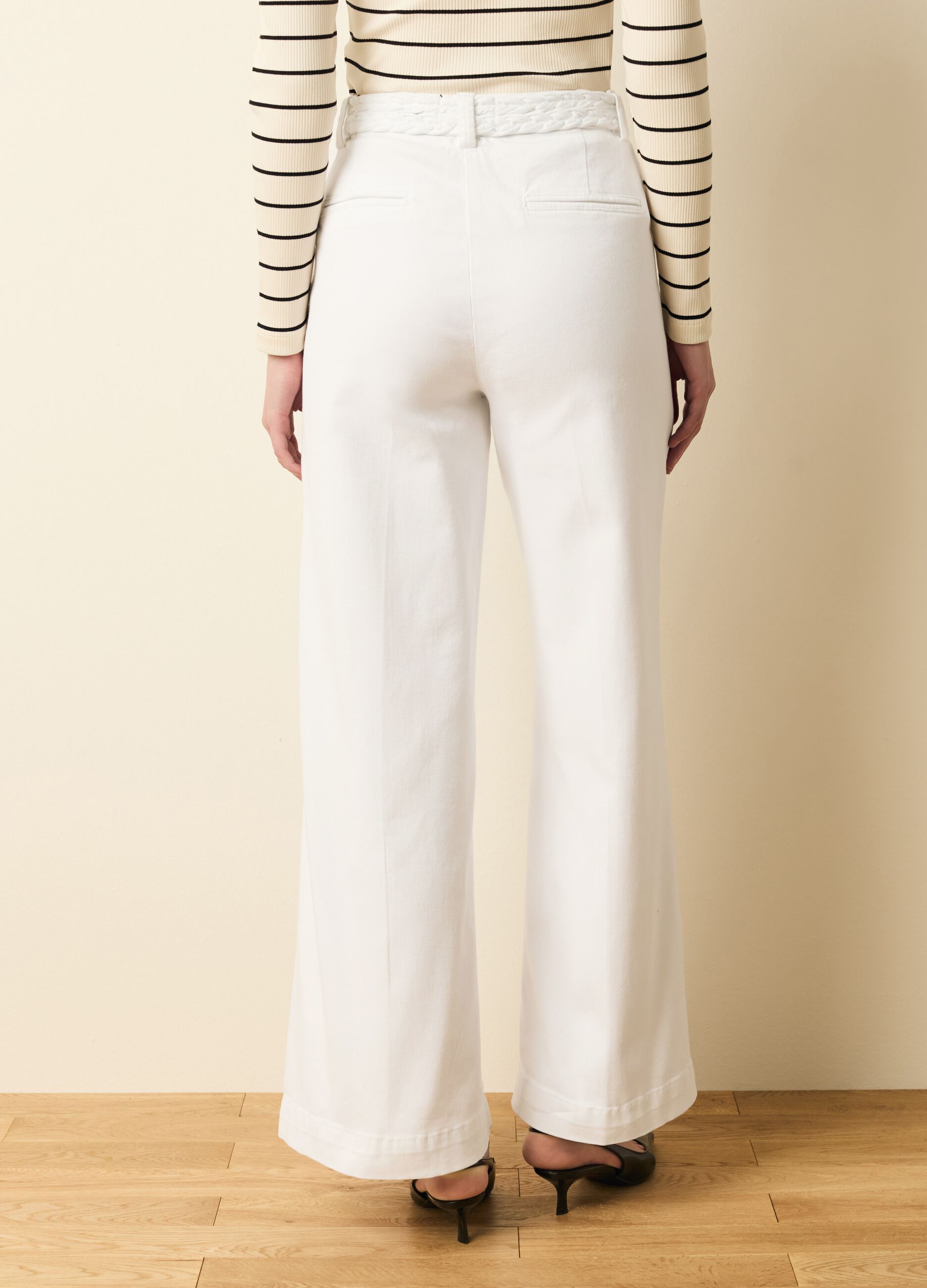 Jeans a gamba larga con dettaglio intrecciato