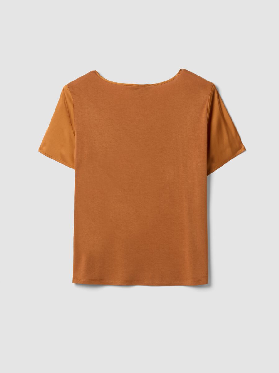 Blusa satinata marrone in tessuto elasticizzato con scollo a V regular fit_5