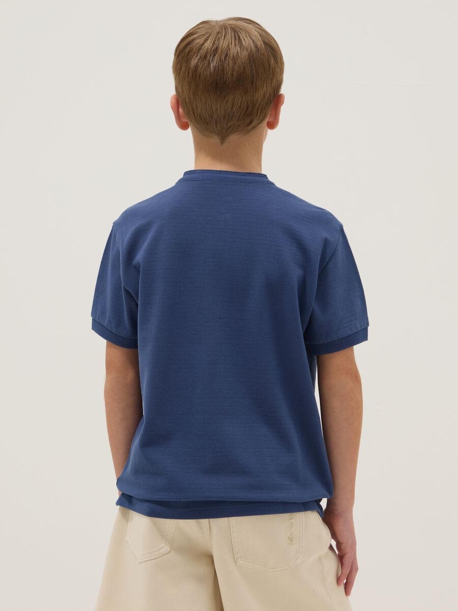 Polo in puro cotone blu da ragazzo regular fit con collo coreano_1