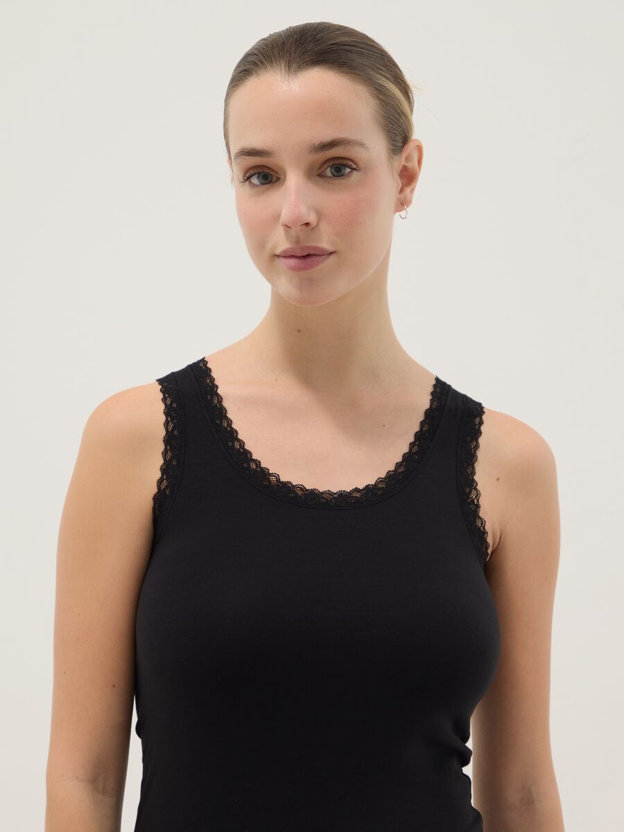 Canottiera in cotone elasticizzato nero regular fit con bordo in pizzo_1