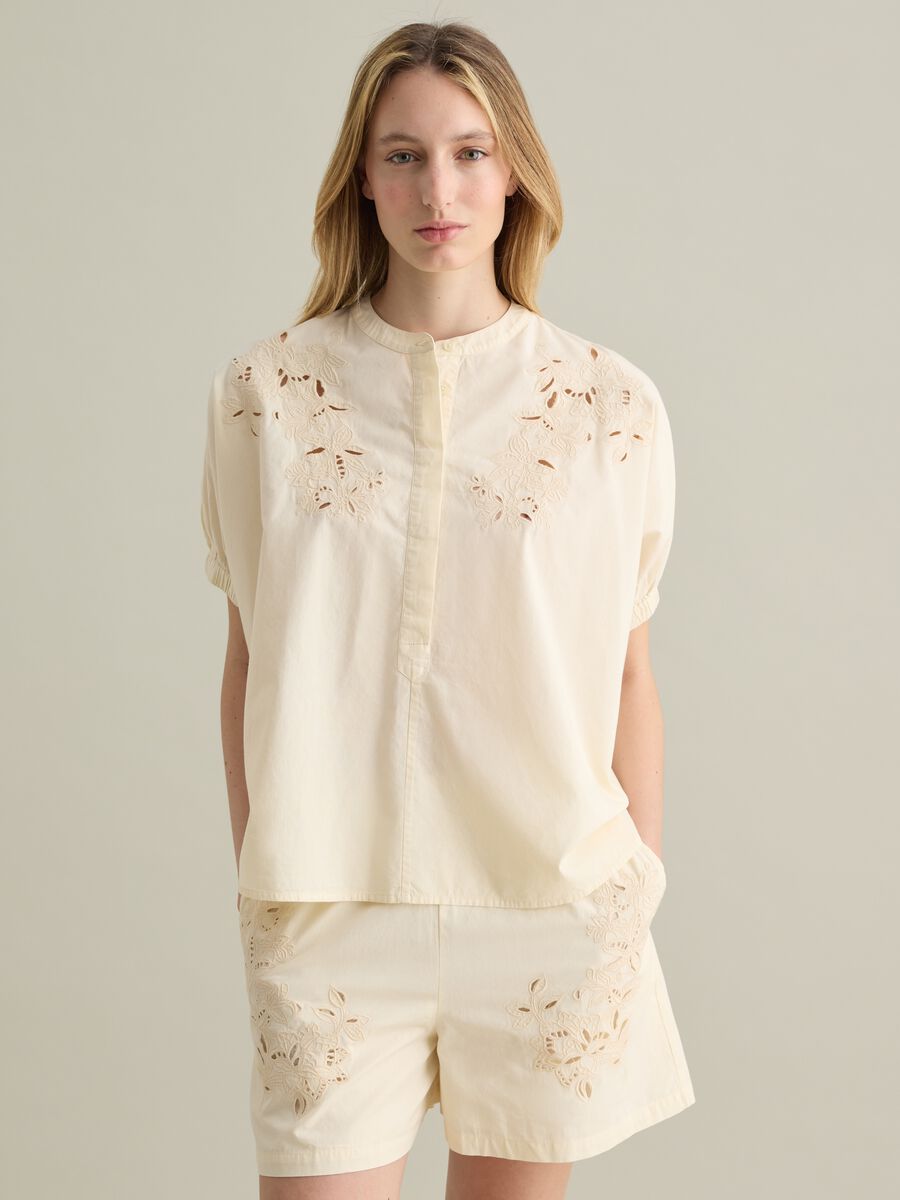 White cotton shirt with embroidery_0