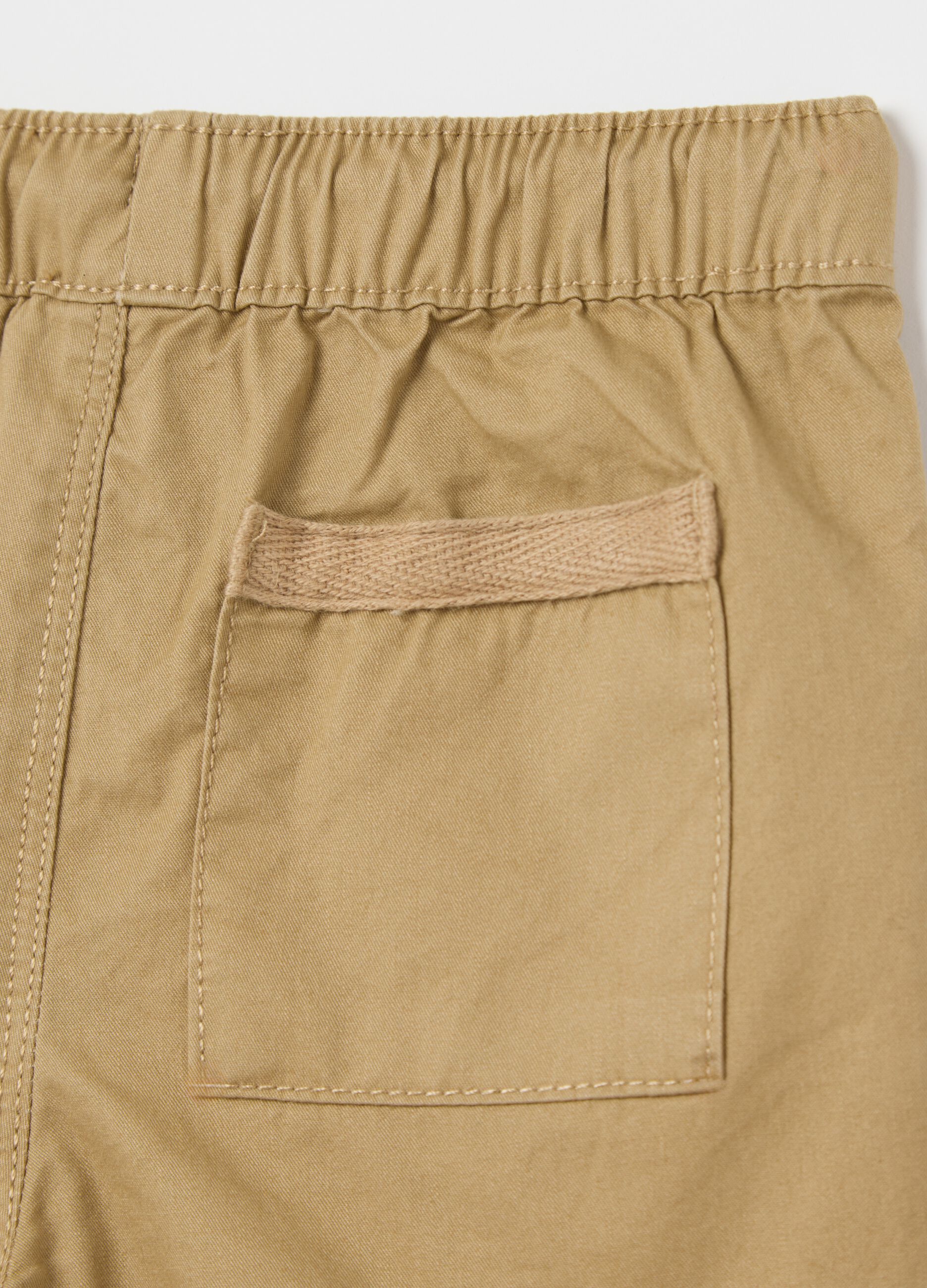 Boys’ shorts in 100% beige cotton with regular fit and slant pockets