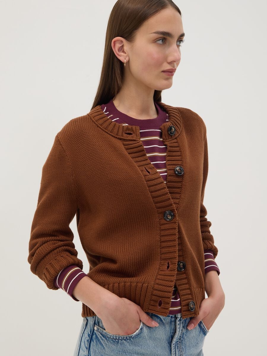 Cardigan marrone in puro cotone con girocollo e bottoni regular fit_0
