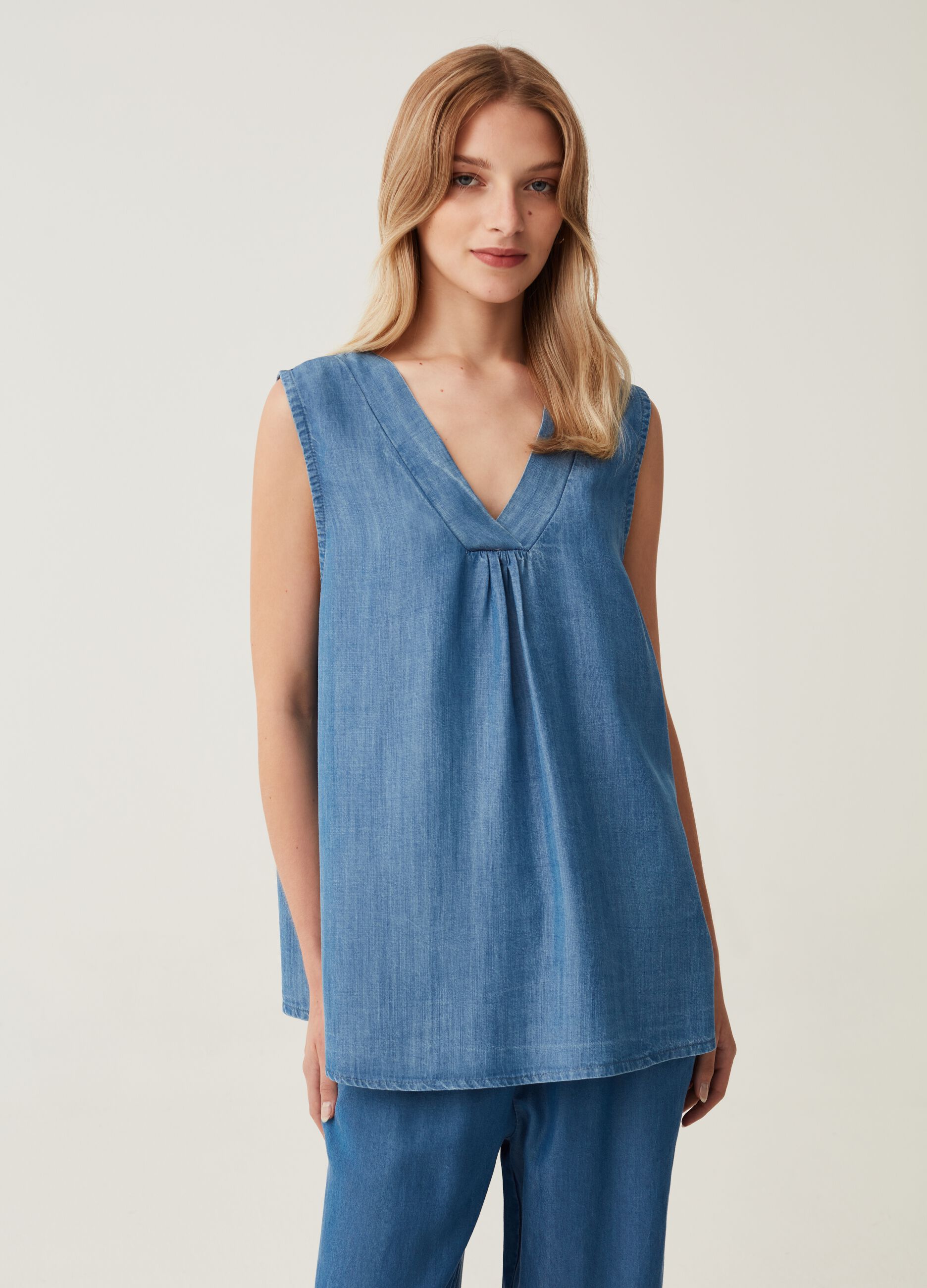 Blusa smanicata in denim Hybrid_1