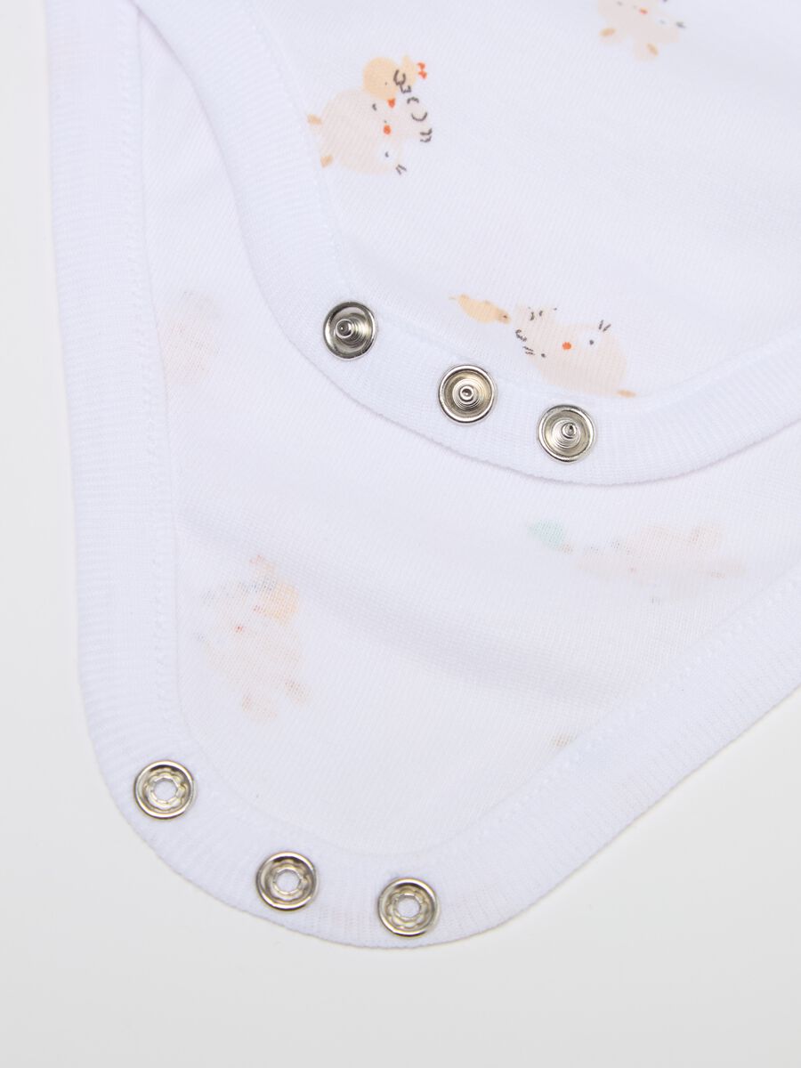 Three-pack short-sleeved bodysuits in organic cotton_3