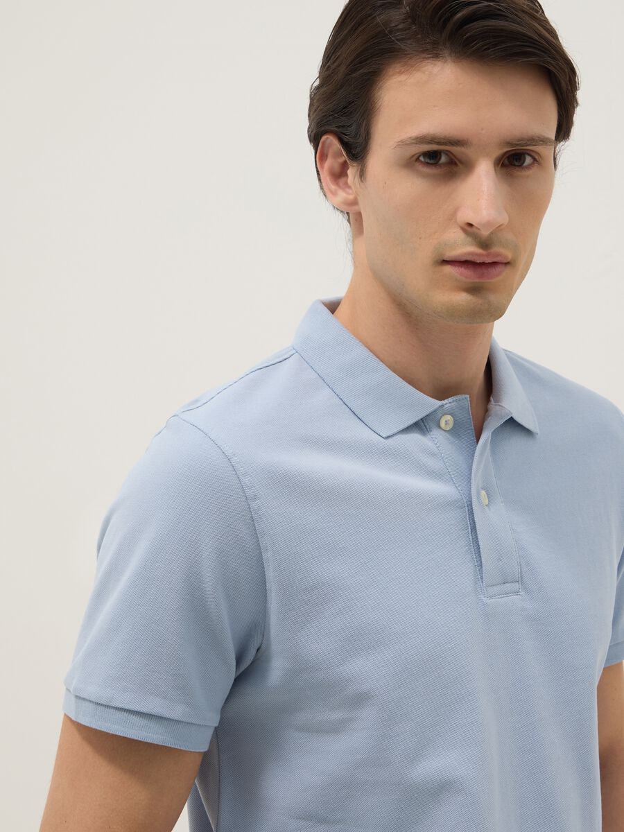 Light blue short-sleeve polo in pure organic cotton, regular fit_3