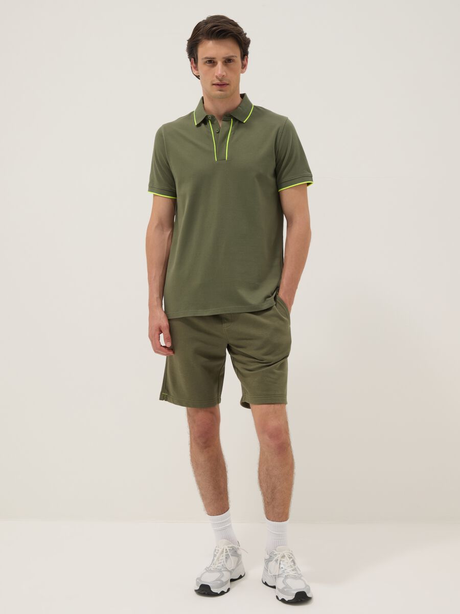 Polo verde in cotone elasticizzato con collo classico_1