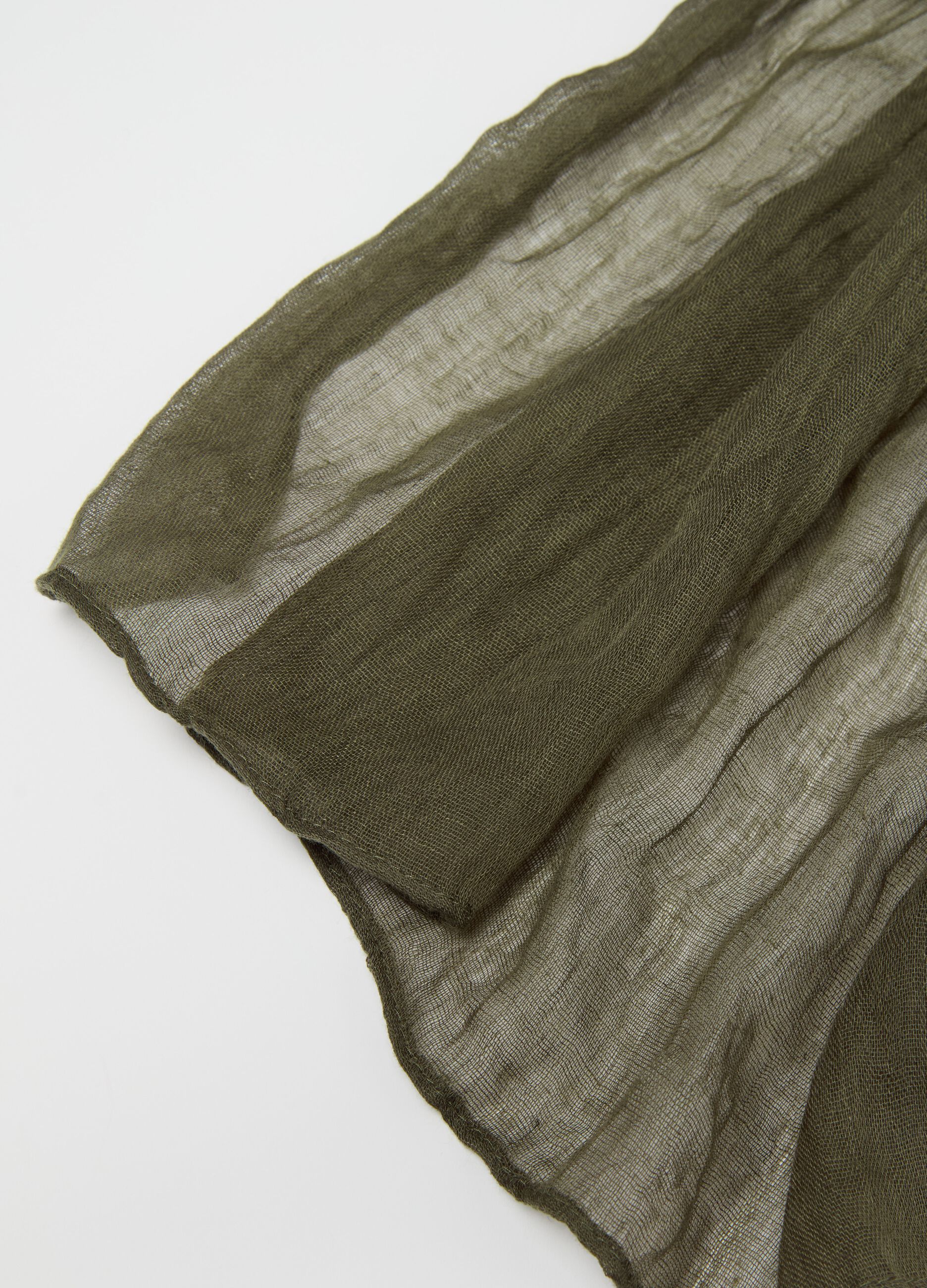 Solid colour crinkle-effect scarf