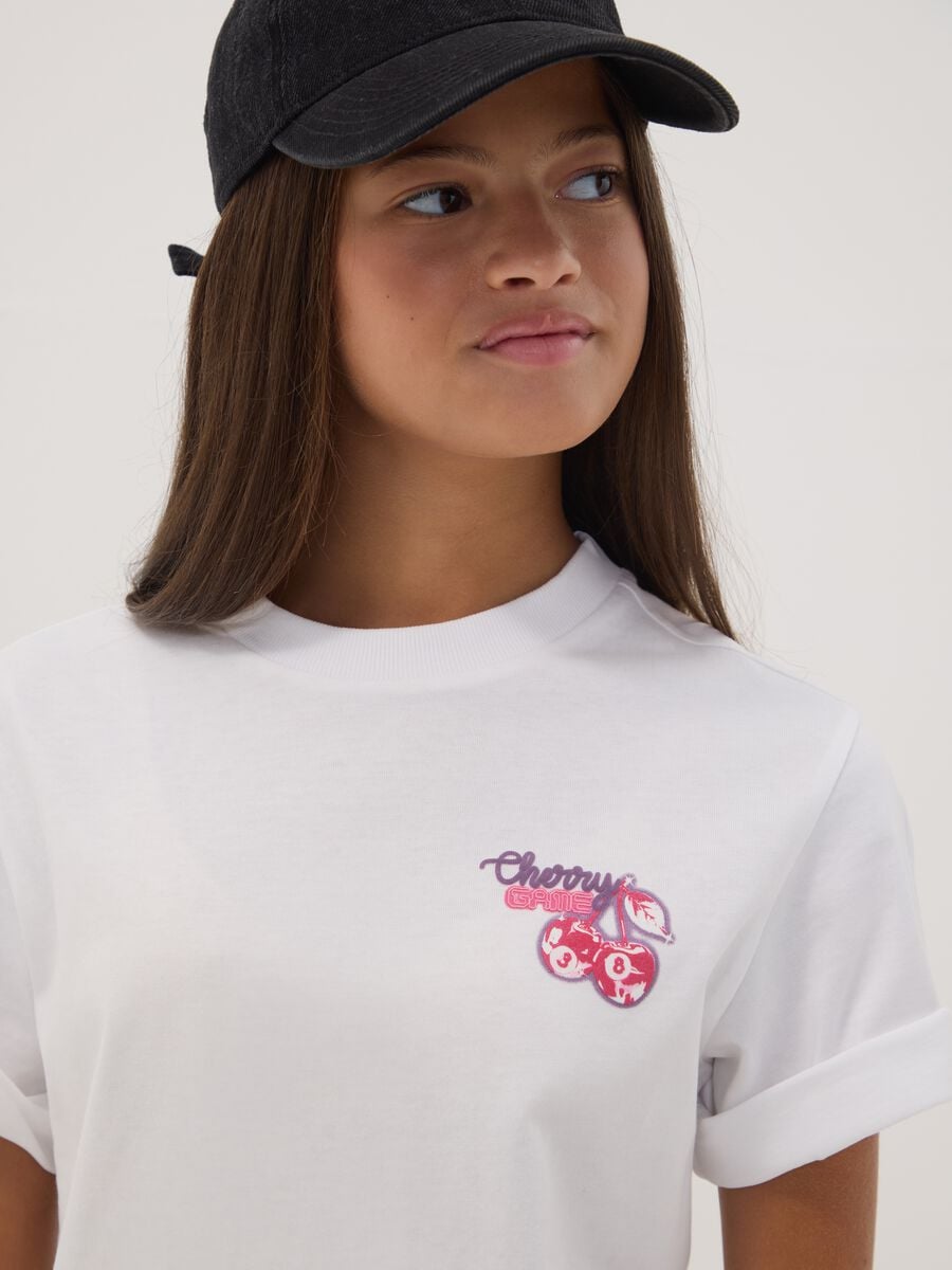 T-shirt bianca in puro cotone con collo a costine e stampa ciliegie_1
