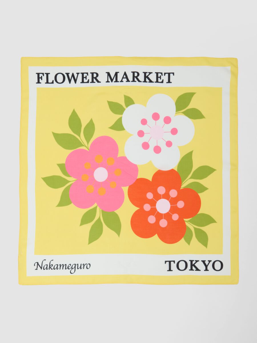 Foulard leggero in pura viscosa multicolor con motivo floreale_1