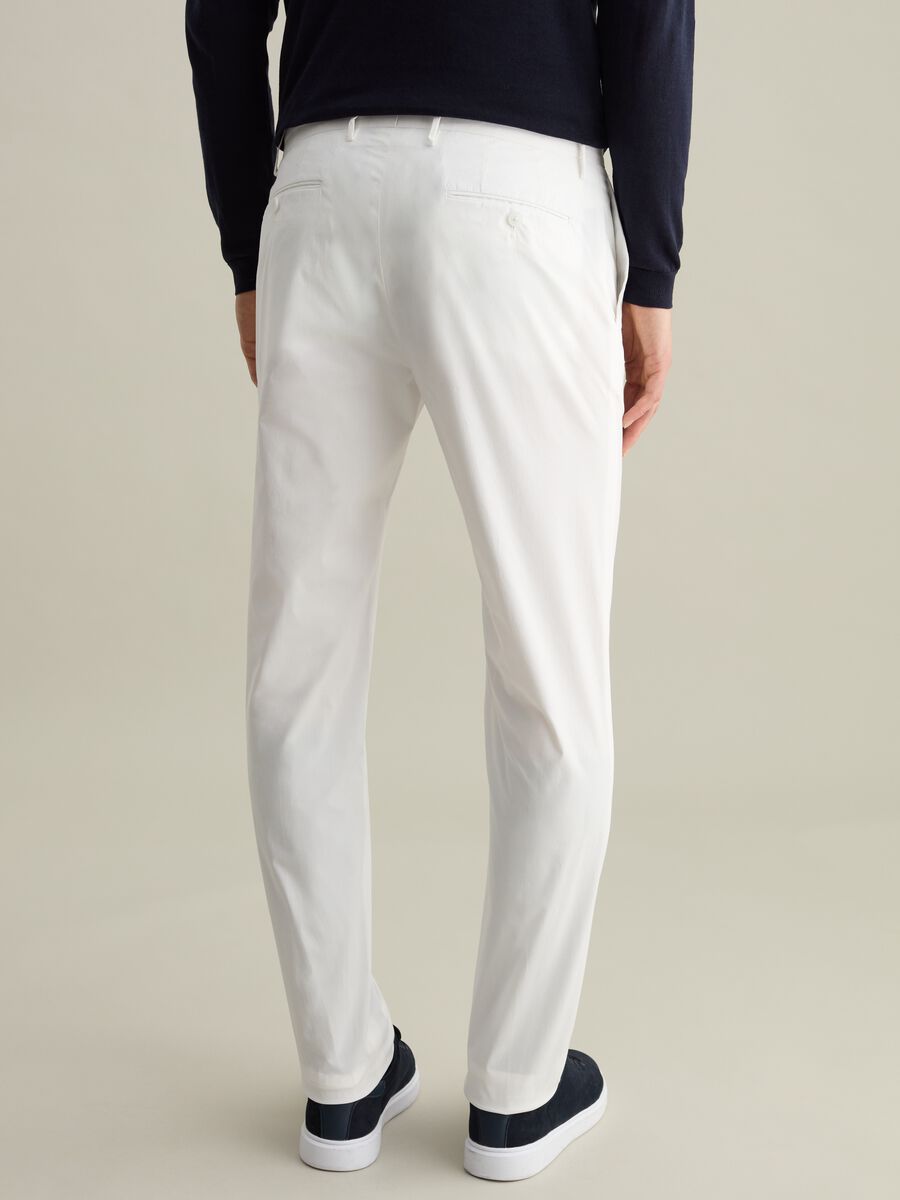 Contemporary slim-fit trousers in stretch cotton_2