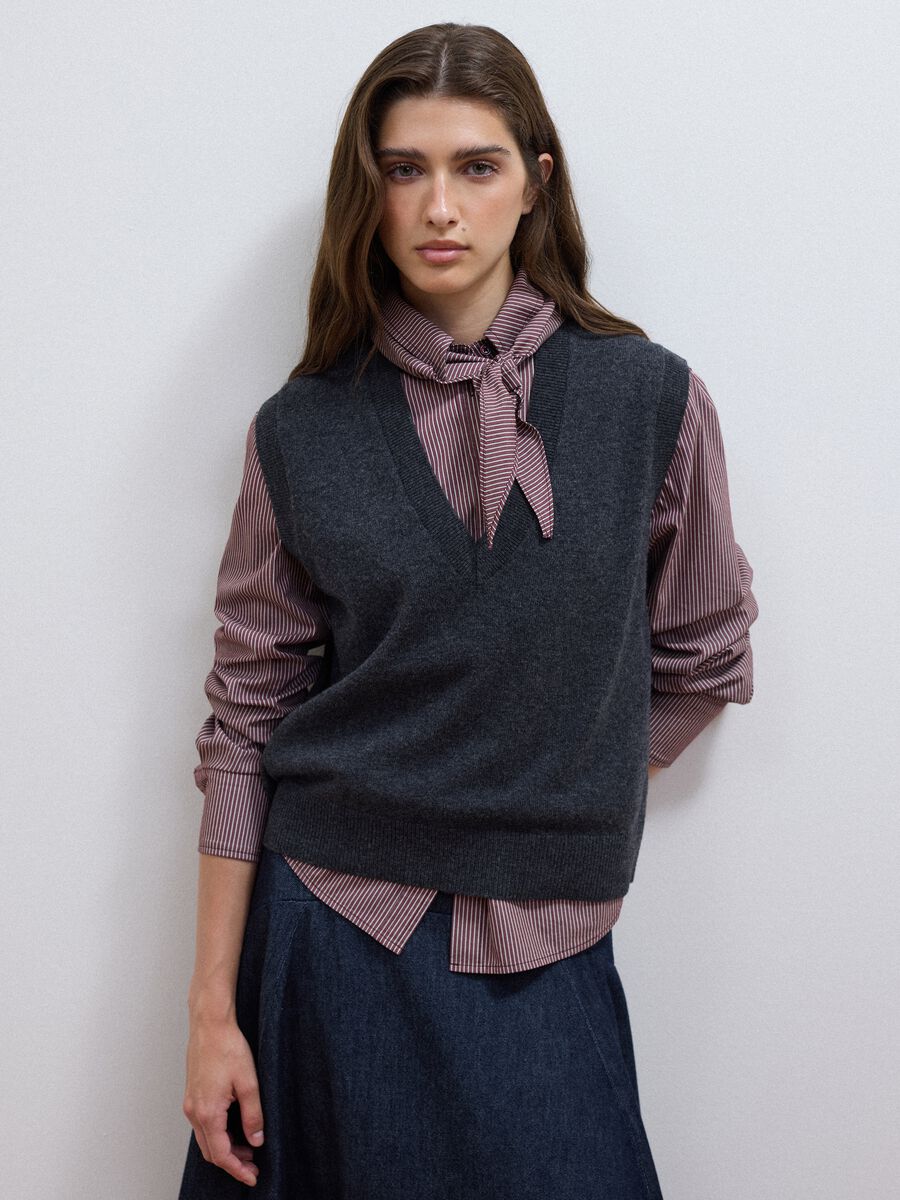 Grey pure wool gilet with deep V-neck_1