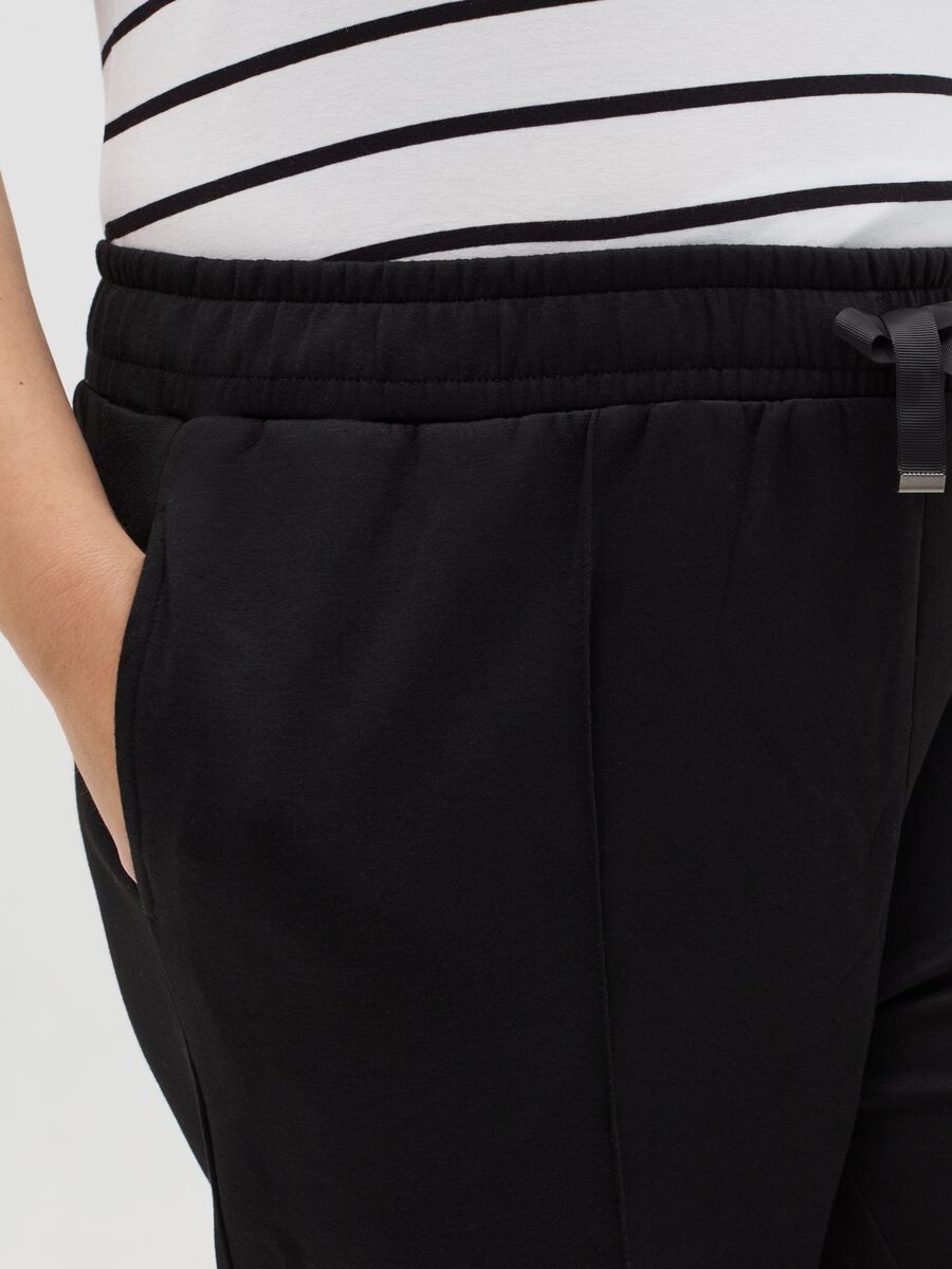 Curvy plush joggers with embossed seams_2