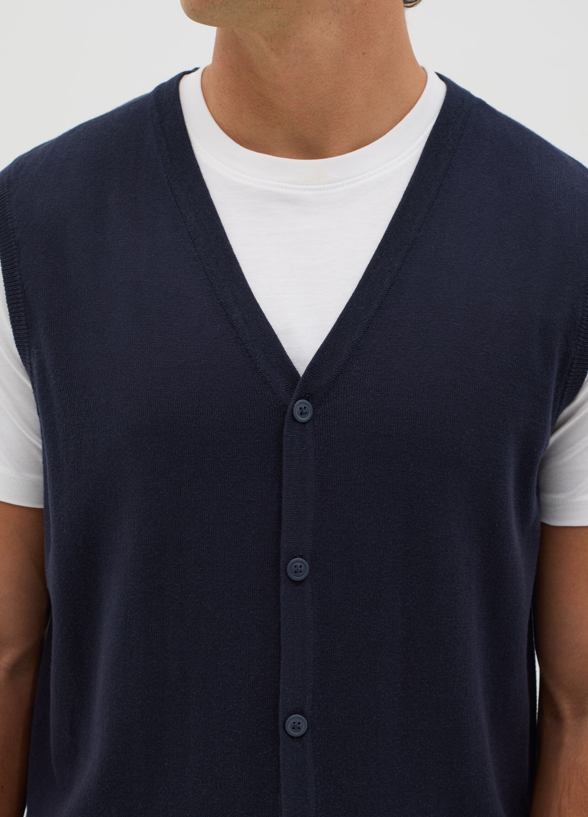 Gilet with V neck and buttons