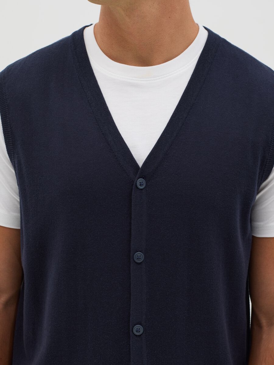 Gilet with V neck and buttons_3