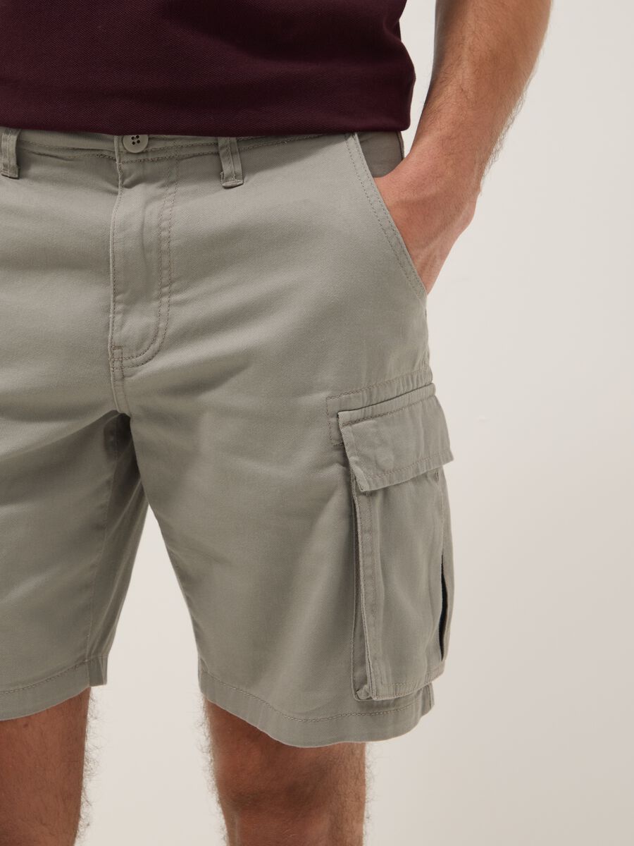 Grey pure cotton regular-fit cargo Bermuda shorts_3