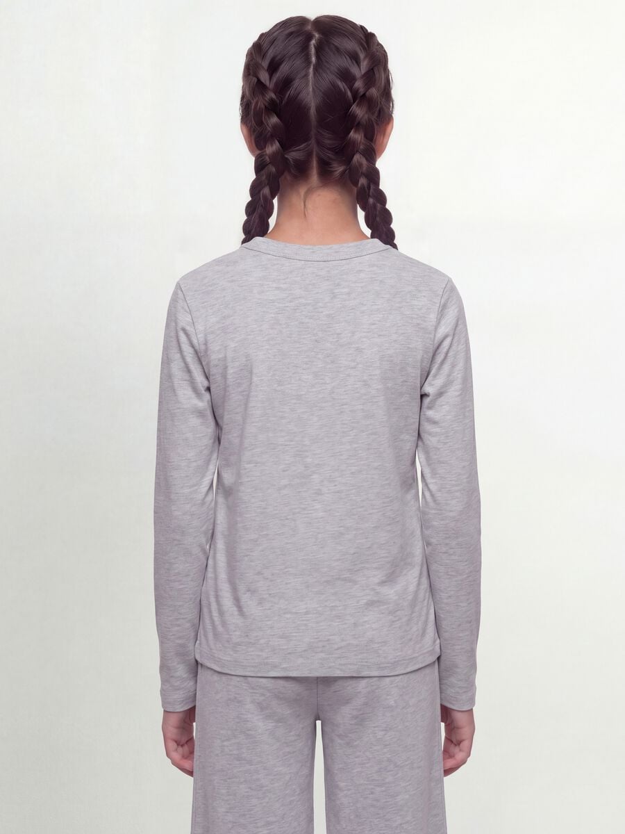T-shirt grigia in cotone organico e viscosa elasticizzato con collo a costine per ragazza_3