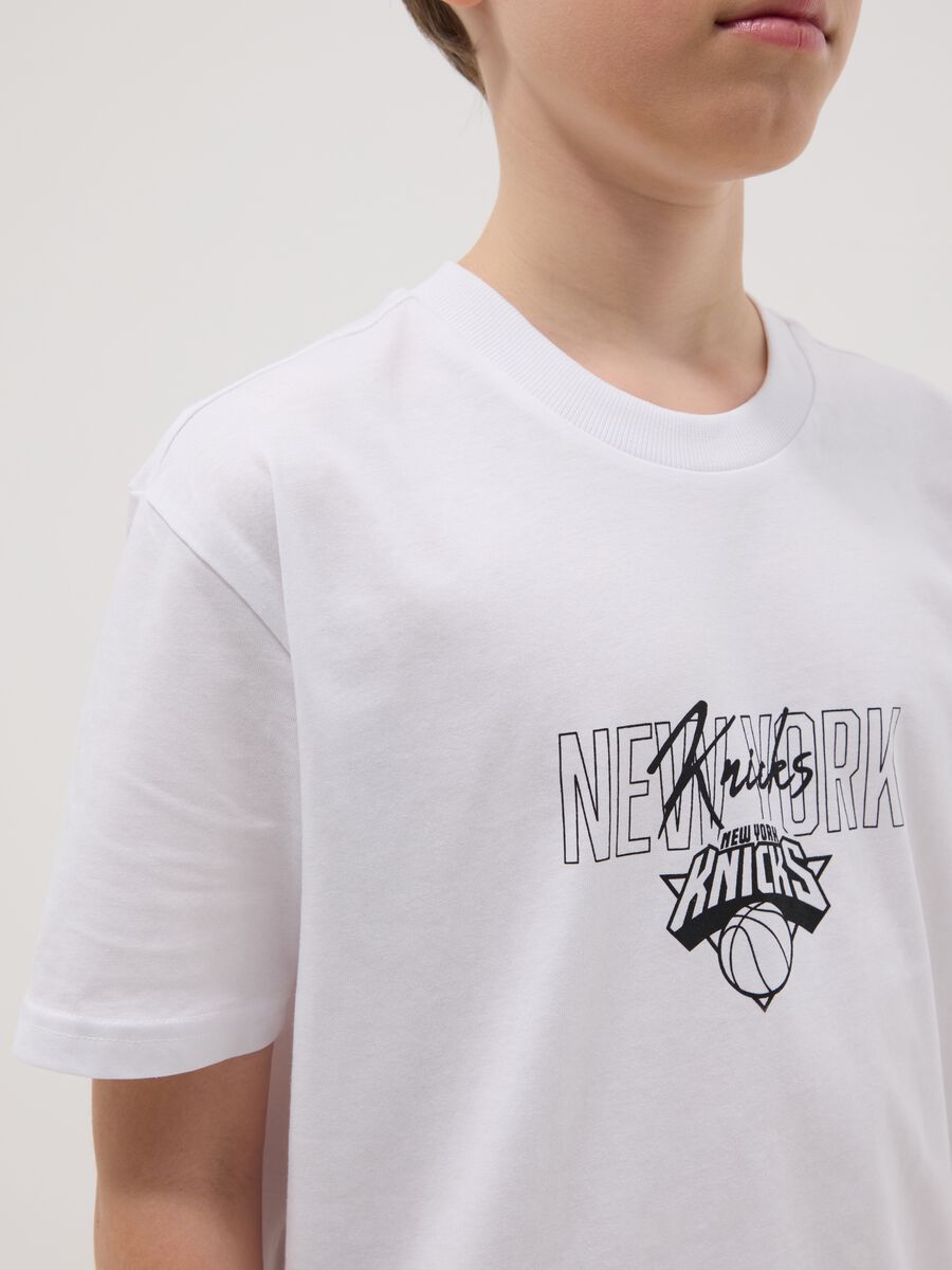 T-shirt in puro cotone bianca da ragazzo relaxed fit Knicks_1