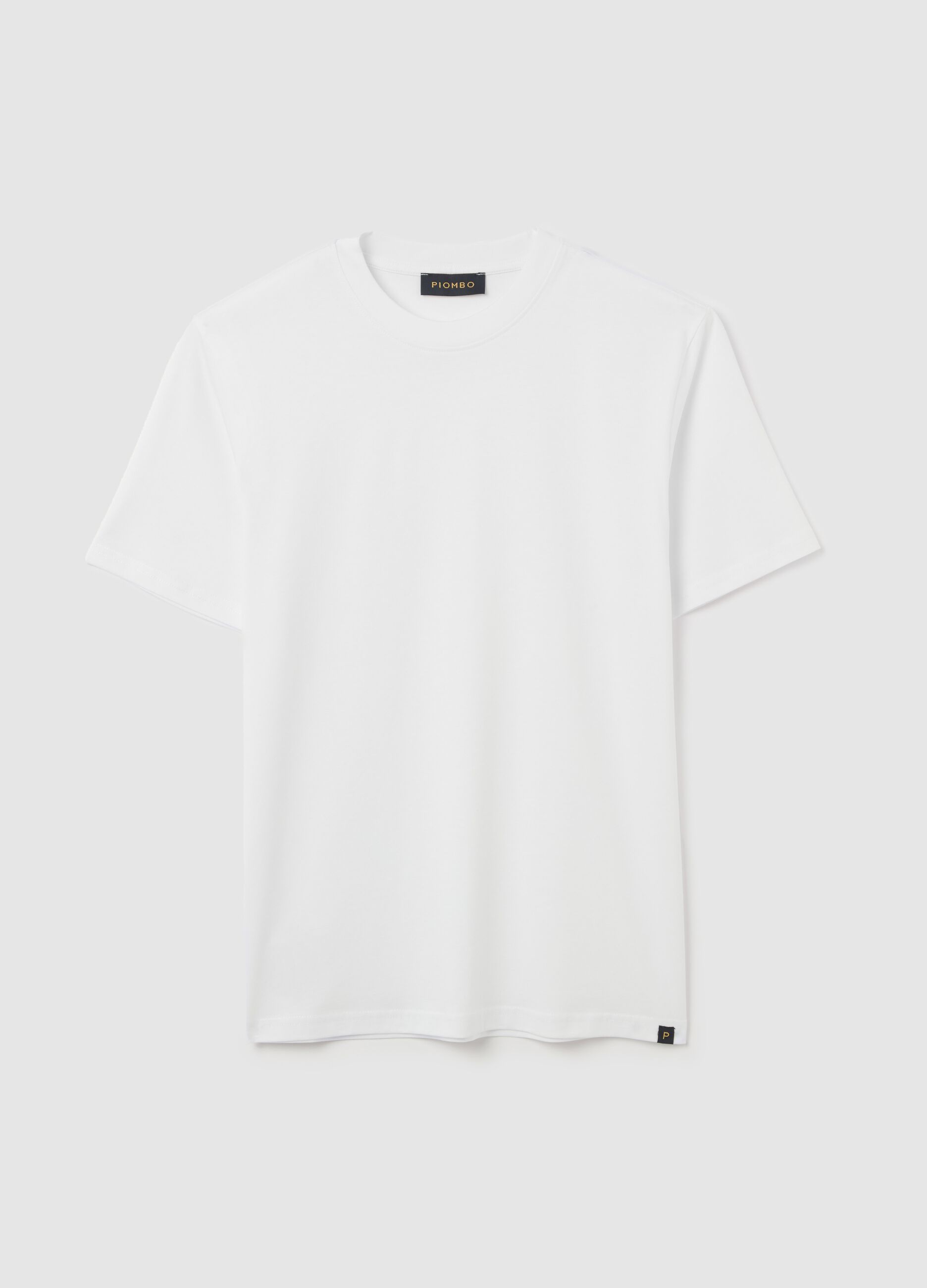 Plain cotton T-shirt with round neck.