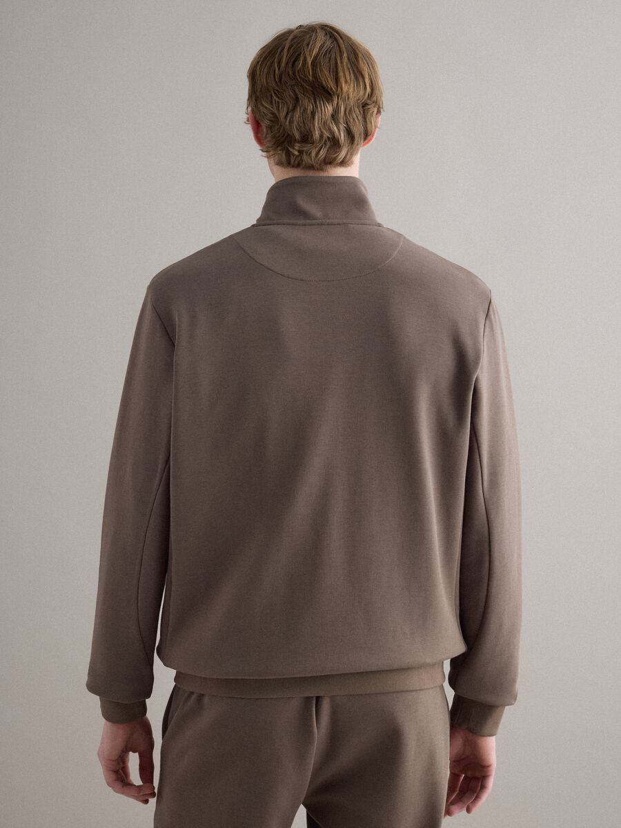 Felpa in misto cotone marrone regular fit con full zip e collo alto_3
